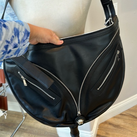 Versace Handbags - Xl Versace
Repeat large shoulder bag
$3,095